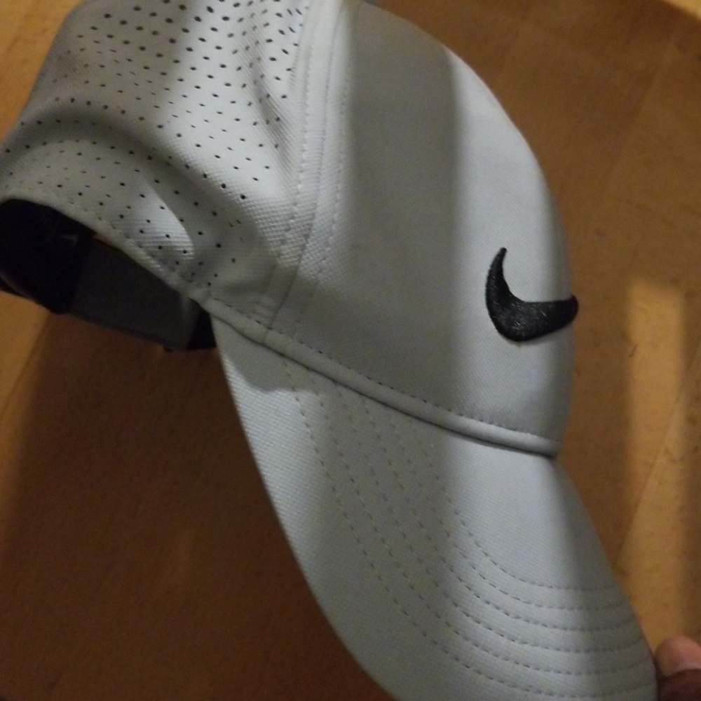 Nike hat - Picture 3 of 3